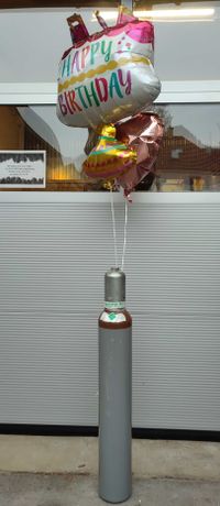 Auf diesem Bild sehen Sie eine mit Helium gef&uuml;llte Flasche.